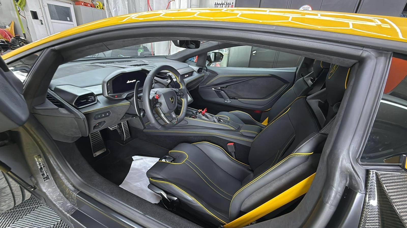 Lamborghini Revuelto — photo 6